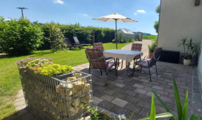 Ruhig gelegene Ferienwohnung im Grünen mit Terrasse und kleinem Garten